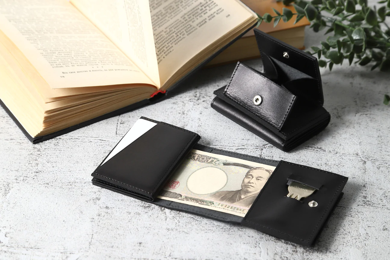 MARTIN CAMELOT  BOX型ケース&カギも収納！スマホと合わせ持ちにぴったりのミニマル財布